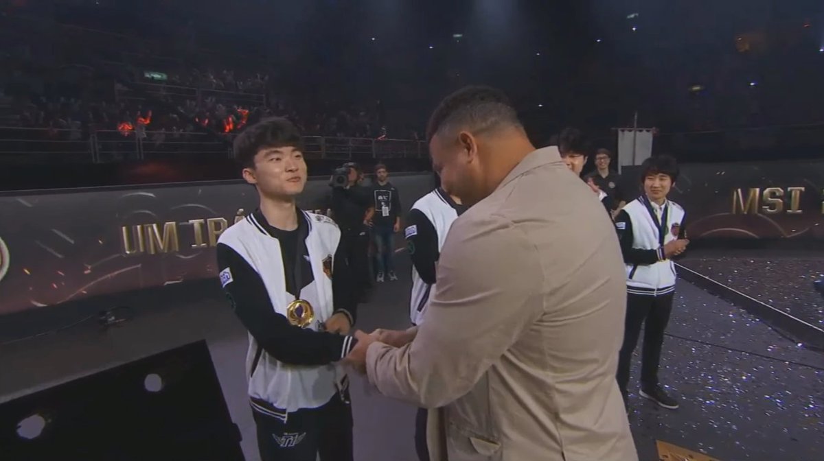 Bestauro_'s tweet photo. Name a more iconic duo I'll wait. #msi2017 #msifinal #sktvsg2 #g2vsskt #nochesdemsi15 https://t.co/DJSjRLw4KZ
