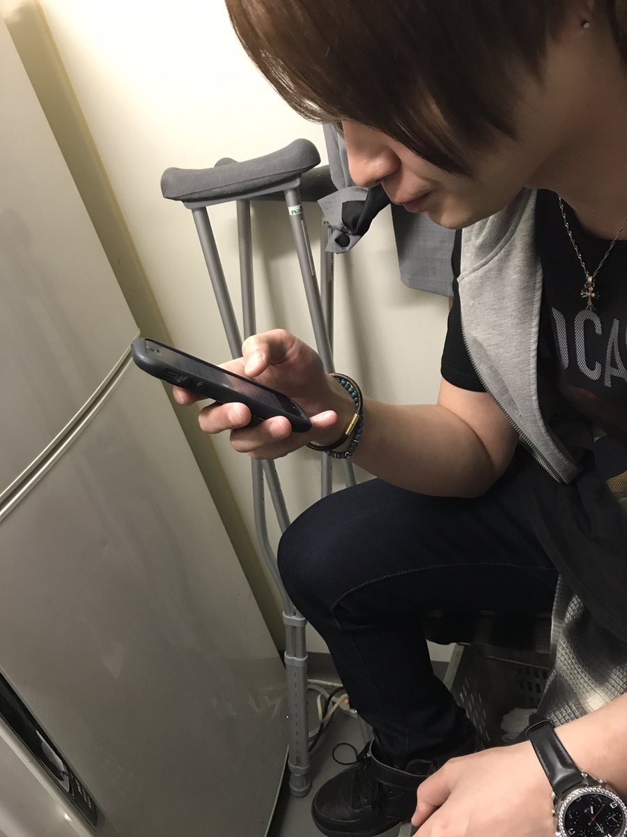 Ub1VaH0hSDSzWrZ's tweet photo. 出勤なう(・∀・)💓
今日も松葉杖で元気に出勤しまーすww
あとこのブルゾンは個人的にツボ💓w
ヒロは横顔もイケメンやな😑
イケメンめ、、、😑w https://t.co/0gmkjgv50a