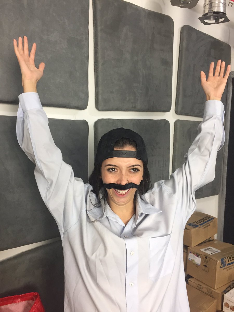 thali_capivara's tweet photo. Só acho que devia ter uma Live hoje! @thalitameneghim @gabiefernandes #Vem2MilhoesDepoisDas11 https://t.co/mLsDiJRtRO