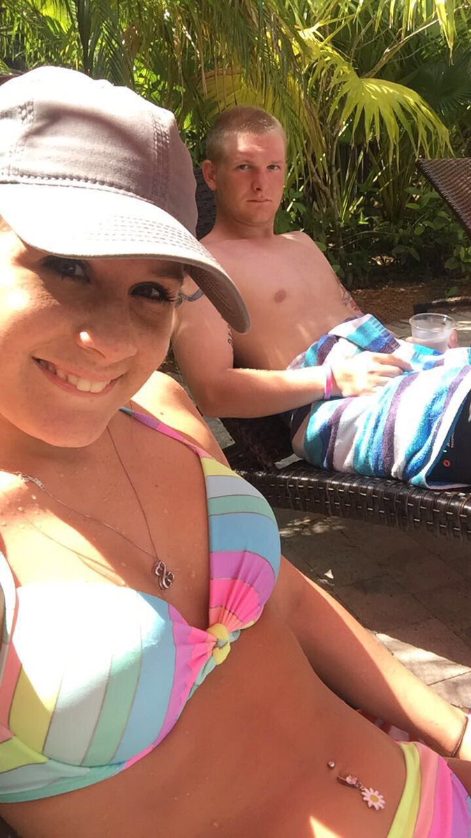 Kaylaplageman's tweet photo. Day two in paradise ☀️ https://t.co/8pM4oZAciV