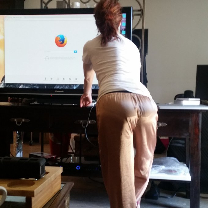Apparently it takes more than a blonde &amp; a redhead to figure out the tv! Lol! @Melissa_Hillxxx #DancersBum<a href="/tag/dancersbum"class="tags"><span>#dancersbum</span></a><a href="/tag/myballerinaballer"class="tags"><span>#myballerinaballer</span></a>