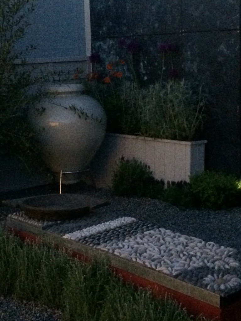 OlicanaMosaics's tweet photo. Another long day, but it is all looking great for the press / VIP and Gala Night tomorrow #rhschelsea2017 https://t.co/nXejrBmBOQ