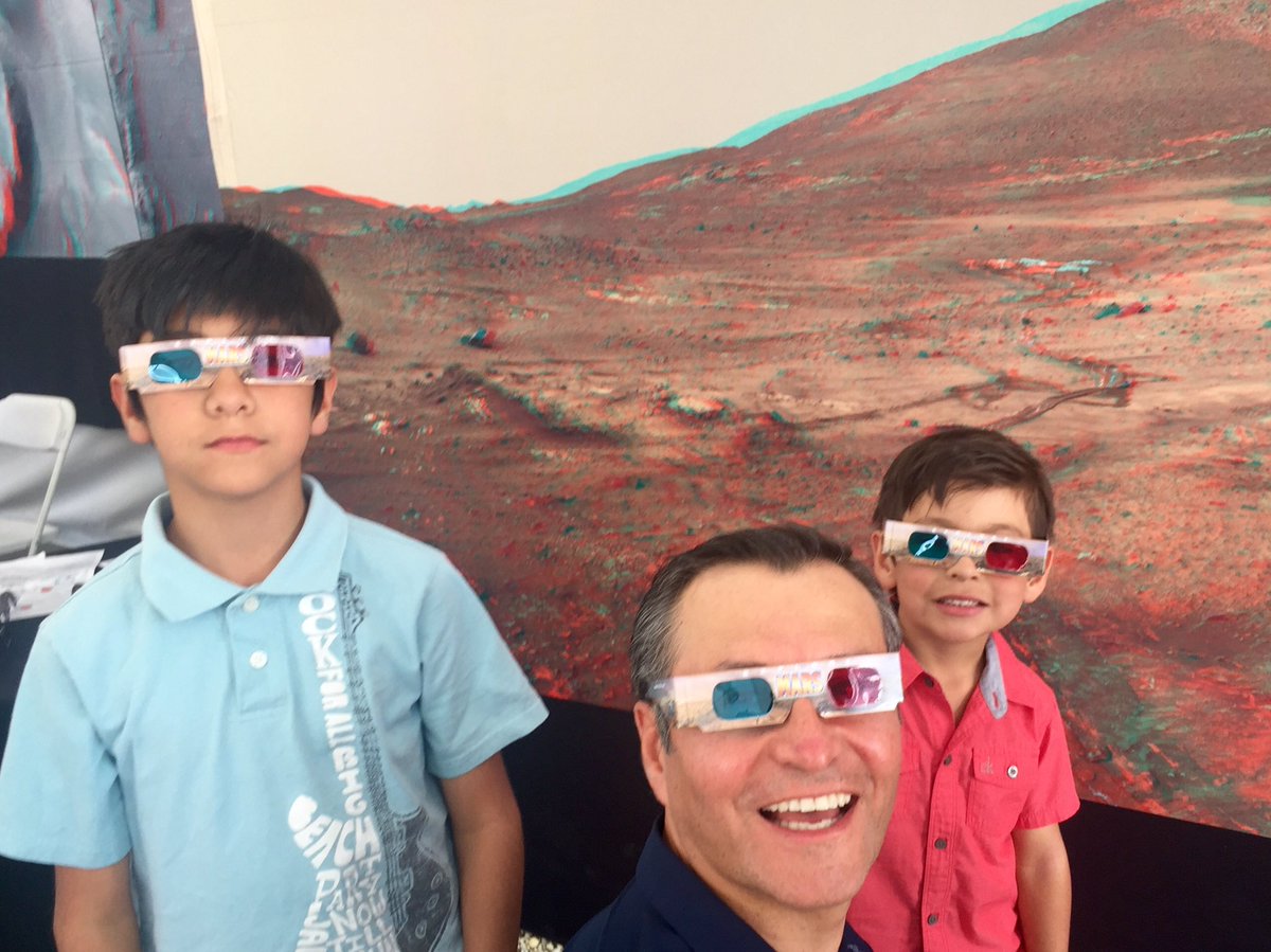 guillermoquiroz's tweet photo. #jplopenhouse ExploreJPL Thanks #NASA @NU34LA #EmbajadordelSistemaSolar #Pasadena #KaxanEekOob https://t.co/ZvXZrZheFI