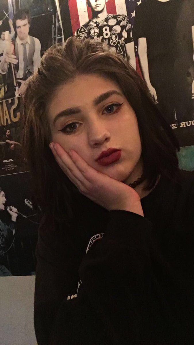 youngvxins's tweet photo. oh look it's a pale, little, bi emo, who loves ryan ross #gaypositivity https://t.co/aUVtatH205