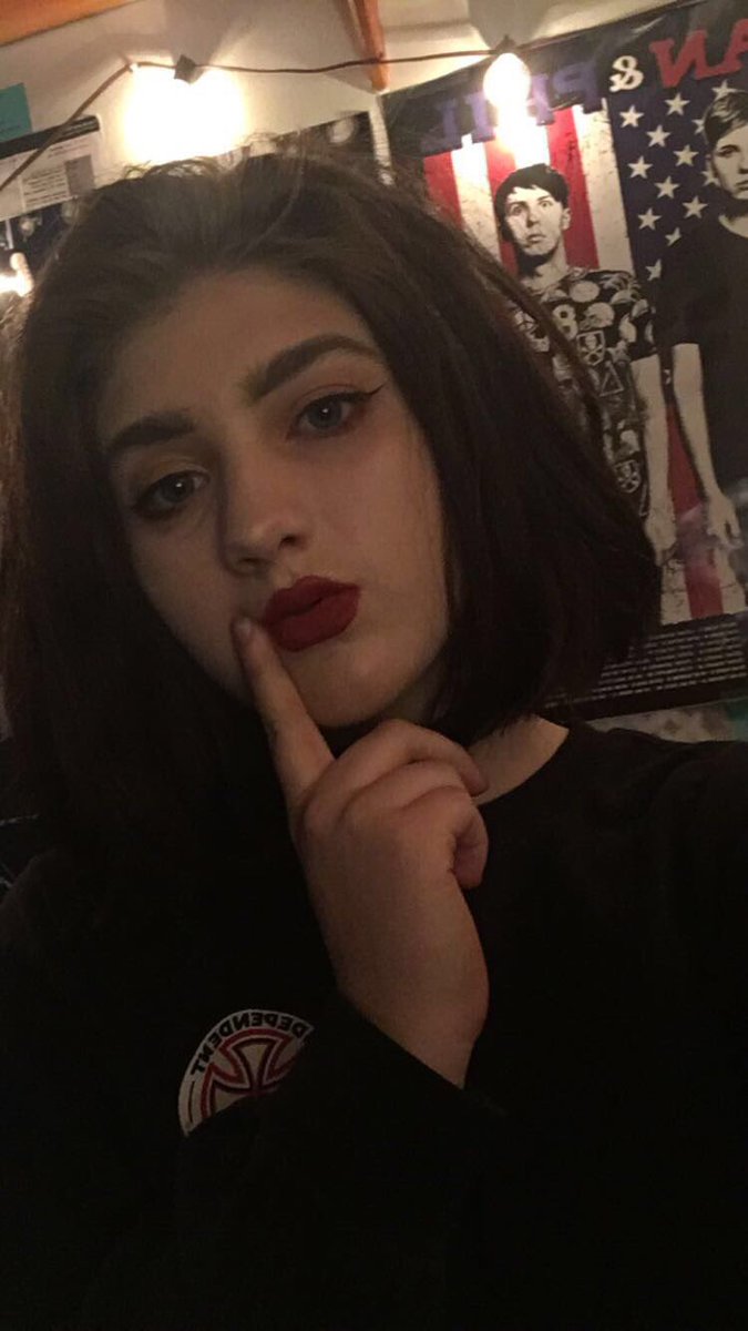 youngvxins's tweet photo. oh look it's a pale, little, bi emo, who loves ryan ross #gaypositivity https://t.co/aUVtatH205