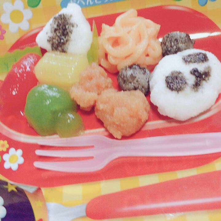 pyxxxxn's tweet photo. 子供が喜ぶやつ🍱🍡🍟しずく食べる頃には飽きてたけどね…（笑）作るのに１時間もかけてた😂ゆんこば💑ありがとう(*´∀｀)💜💜 https://t.co/93IaBv2gUH