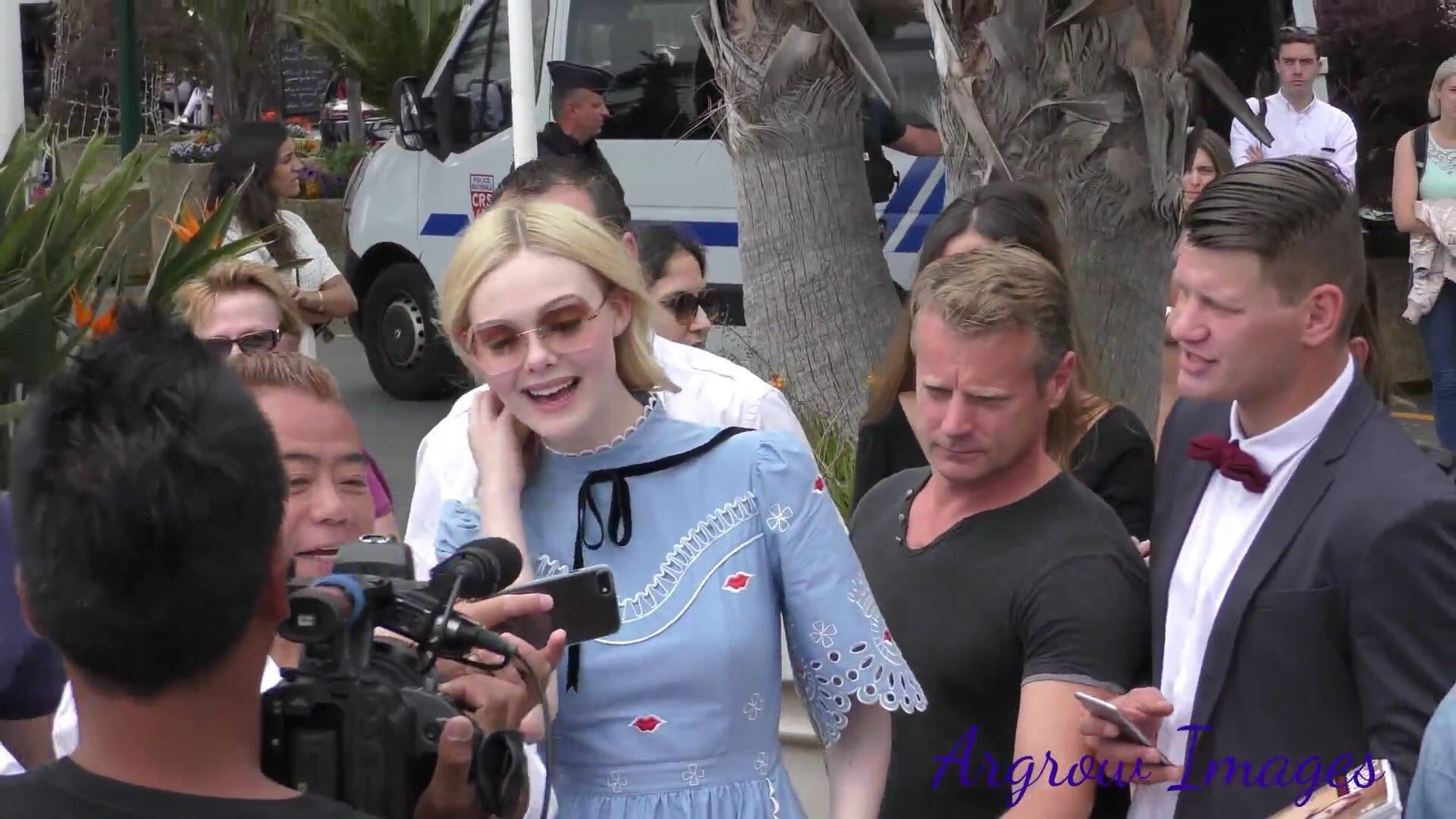 Elle Fanning Japan 速報 なんとイッテq出演中の出川哲朗さんと谷まりあさんが パパラッチ出川の企画でエルと撮影 イッテqにエルが パパラッチ出川 イッテq 拾い画 T Co Gqoaxzq70j Twitter