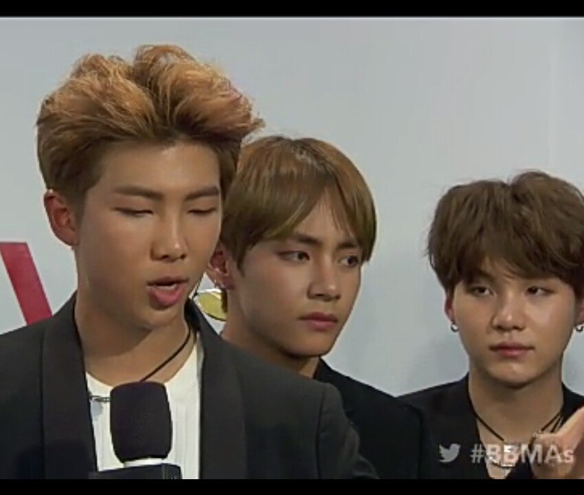 02Keyt's tweet photo. #BBMAs #BTSBBMAs️ 
Интересно,что в тот момент происходило в голове у Техёна? https://t.co/zwGqEykhhP