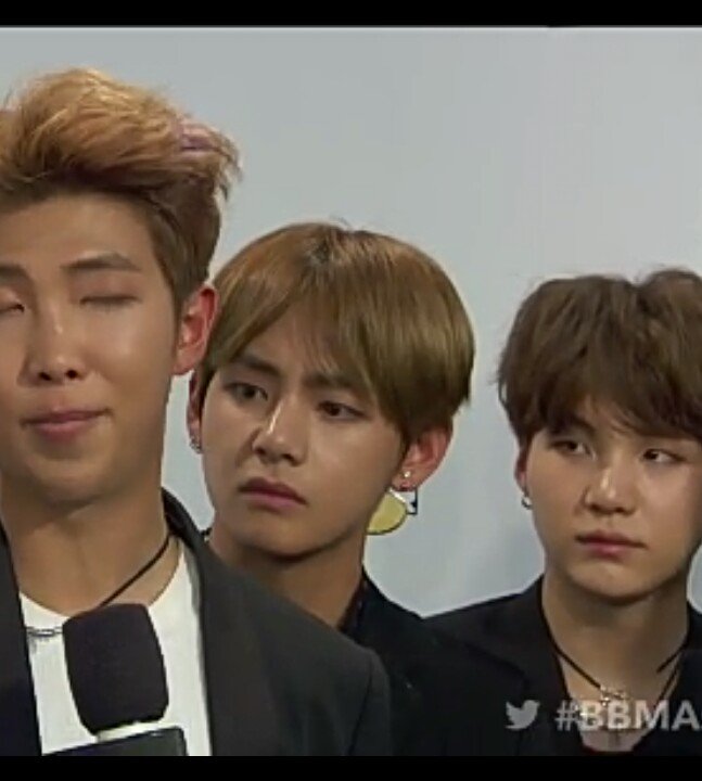 02Keyt's tweet photo. #BBMAs #BTSBBMAs️ 
Интересно,что в тот момент происходило в голове у Техёна? https://t.co/zwGqEykhhP
