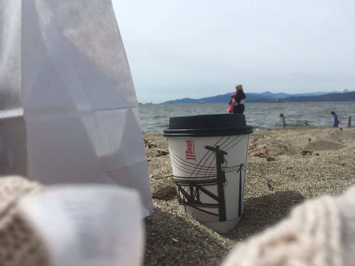 AnnParry's tweet photo. 😍 perfect place for an afternoon treat ... ☕️🙏🏼💕🌼🌊🐠👣 #beachplease #coffeedaily #exploreBC #longweekendbliss @jjbeancoffee https://t.co/NwjkhrGO8v