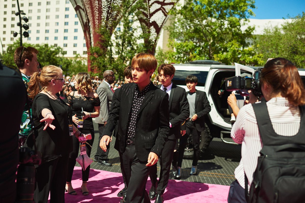 jinpakasso's tweet photo. can we talk about how their skin is glowing though hallelujah #BBMAs https://t.co/0PQfftP0q6