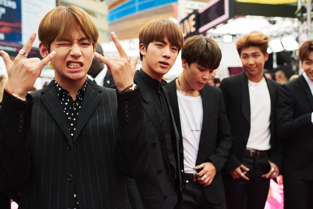 jinpakasso's tweet photo. can we talk about how their skin is glowing though hallelujah #BBMAs https://t.co/0PQfftP0q6