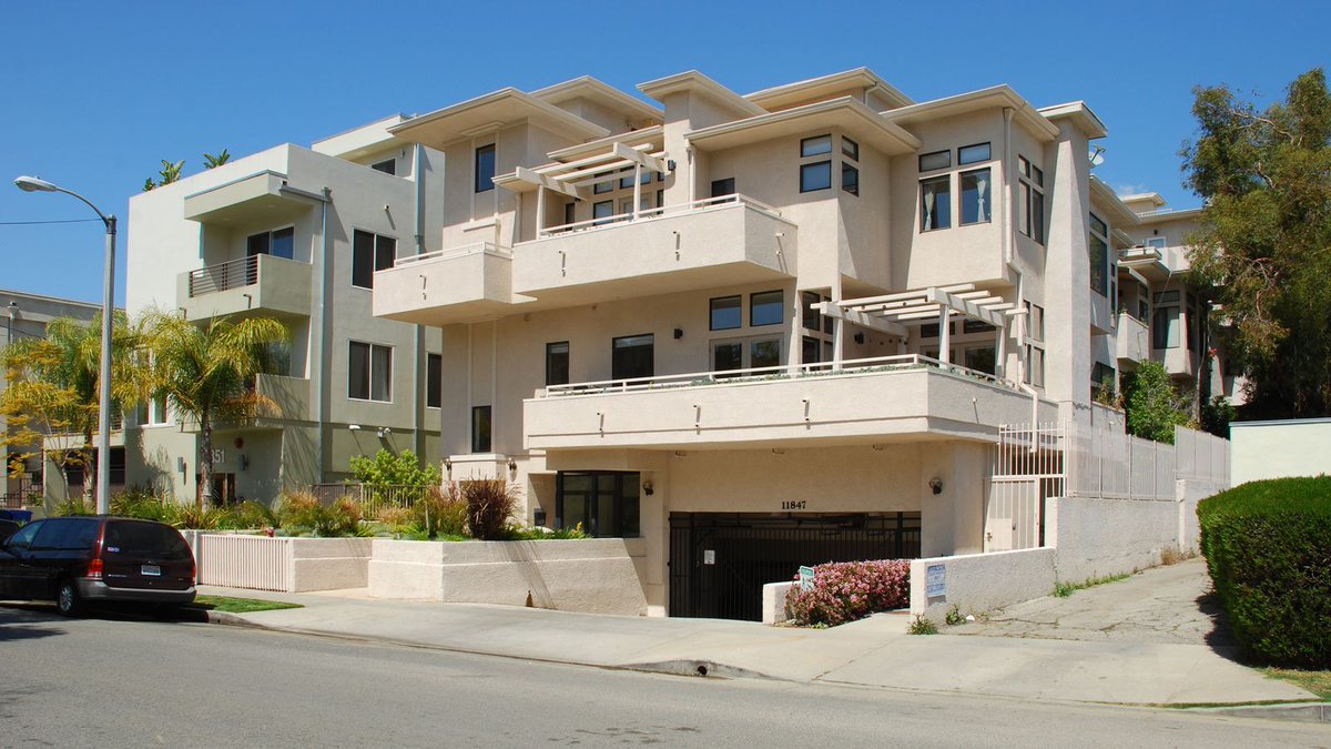 PacificResearch's tweet photo. The median rental price for a one-bedroom apartment in Los Angeles jumped up to $2,090 in April via @curbed https://t.co/FDYMQDl2C4 #CAleg https://t.co/haWL2NfIfe