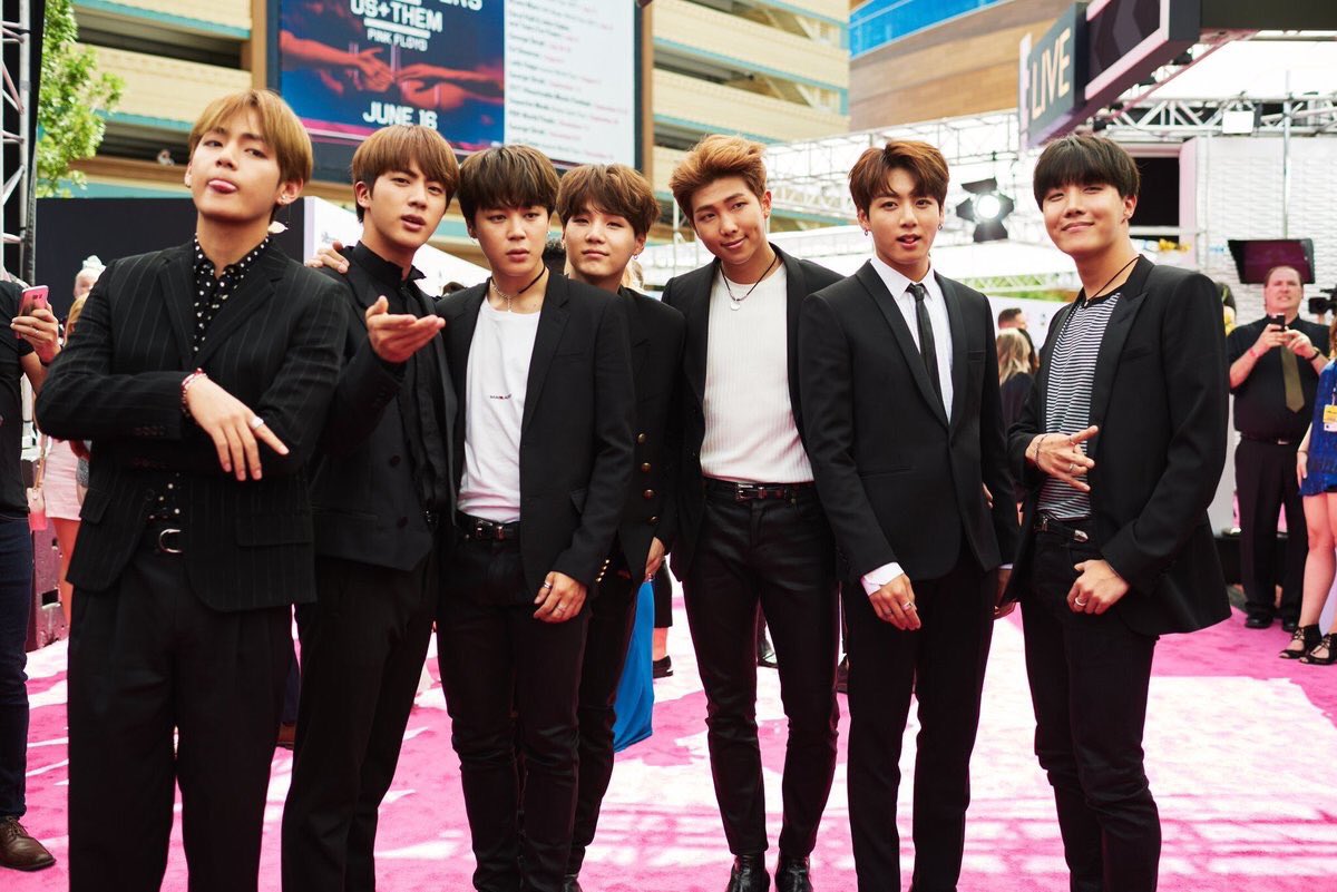 bangtansayno's tweet photo. A BELEZA DELES CHEGA A SER UMA AFRONTA #BBMAs https://t.co/uGjcKP54wS
