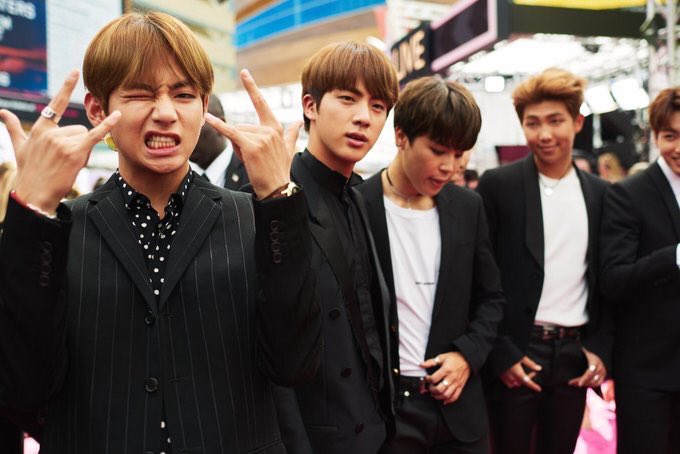 bangtansayno's tweet photo. A BELEZA DELES CHEGA A SER UMA AFRONTA #BBMAs https://t.co/uGjcKP54wS