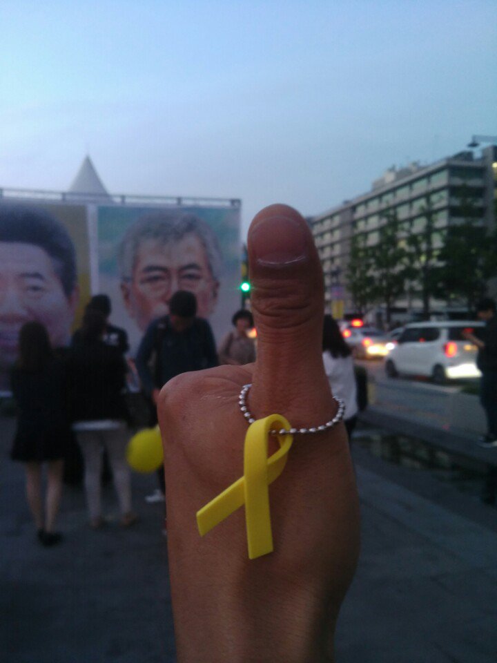 Bluedirector's tweet photo. 가슴에서 잊는다는것..가슴에 묻는다는
시간이 지나면 조금은가벼워지지..근데 말이야
어떤일은 시간이 갈수록 가벼워지기는 해도
아련함과 서글픔이 더 진해지기도 해.. https://t.co/Sr5hpd0BKv