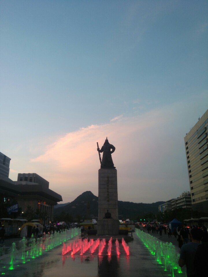 Bluedirector's tweet photo. 가슴에서 잊는다는것..가슴에 묻는다는
시간이 지나면 조금은가벼워지지..근데 말이야
어떤일은 시간이 갈수록 가벼워지기는 해도
아련함과 서글픔이 더 진해지기도 해.. https://t.co/Sr5hpd0BKv
