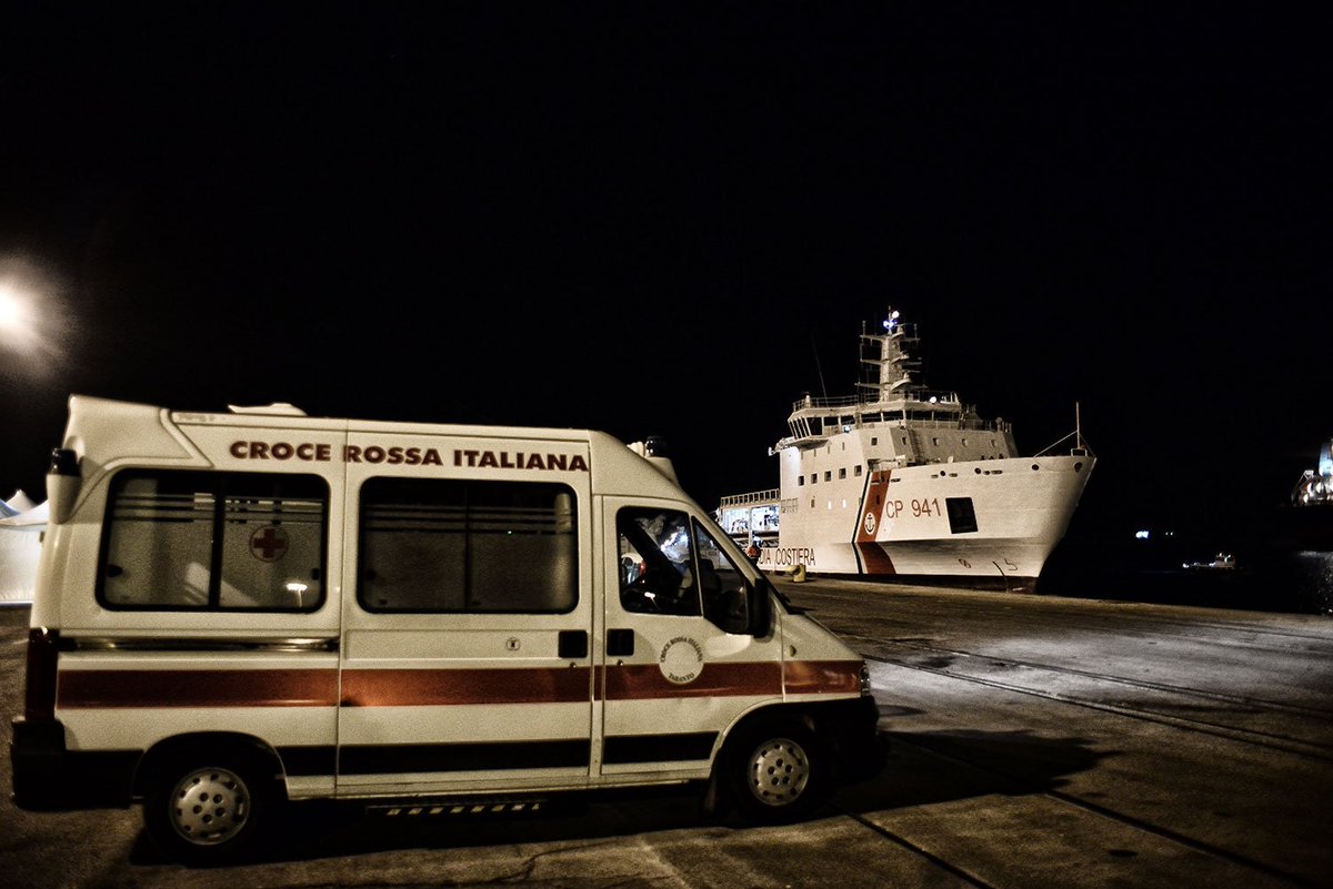 critarantoweb's tweet photo. Iniziate dopo la mezzanotte le operazioni di sbarco migranti al porto di Taranto. #cri #crocerossa #unitaliacheaiuta #critaranto #cripuglia https://t.co/Lpfrn4un3Z