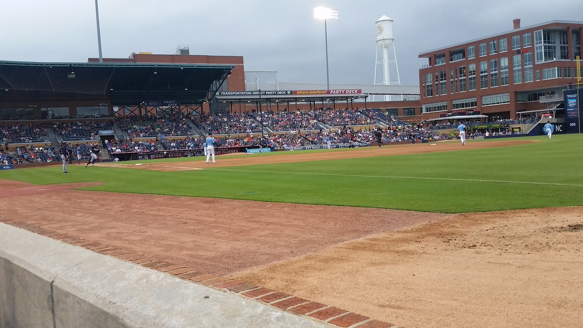 Gtealink's tweet photo. Enjoying my track out at a baseball game!!😊⚾ #hmstrailblazers https://t.co/mnyGHyINUP
