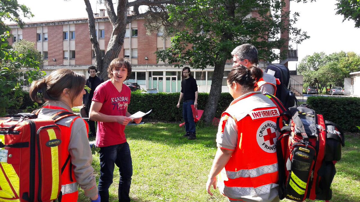 Aurel1610's tweet photo. Tournage sous le soleil 🎥☀️💉😎 #arretcardiaque #infirmierprotocole #croixrougefrancaise #Toulouse @CroixRouge https://t.co/aFohNnZHjM