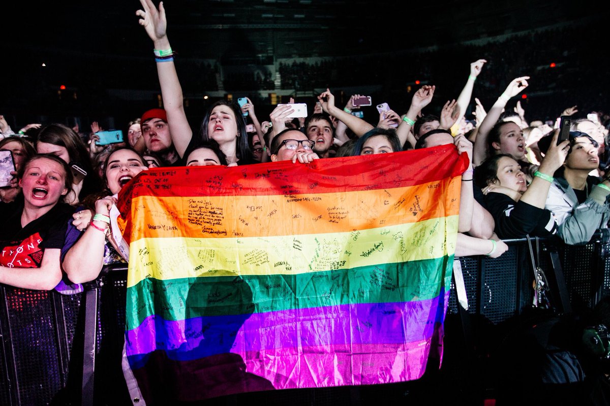 foreverdreaming's tweet photo. rt for pride in the clique #topBBMAs https://t.co/NaoAth6aGA