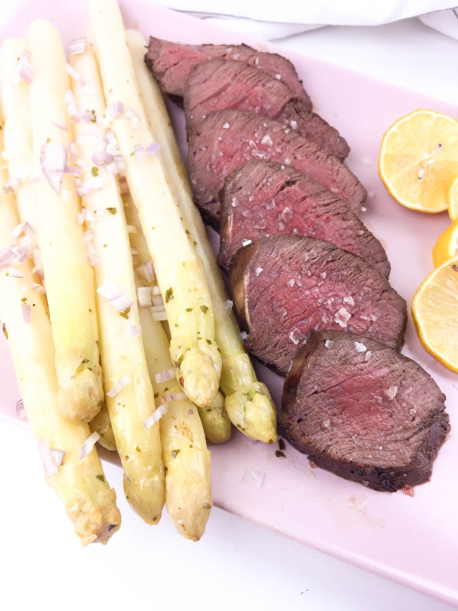 Spargel geht immer! Vor allem als Zitronenspargel aus dem Ofen, mit einem zarten Rinderfilet, mhmmm! buff.ly/2qGJc71