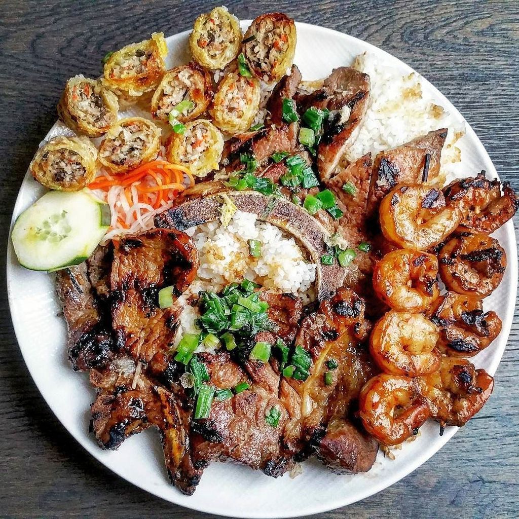 cookwarechoice's tweet photo. DINNER IS SERVED! VIETNAMESE GRILLED PORK CHOP WITH EGG ROLLS, GRILLED SHRIMP, PICKLED VEGGIES AND BROKEN RICE! DE… https://t.co/eGiv2rUJOv https://t.co/3iipGS2x1f