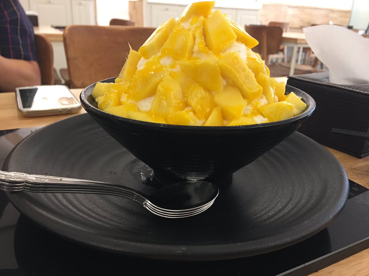 MyKpopHuntress's tweet photo. Thirst satisfying Bingsoo 😍😍😍😍 #WagleWagle #Bingsoo #koreanfood #panasgila #setiawalk https://t.co/k4MZa9MeXK