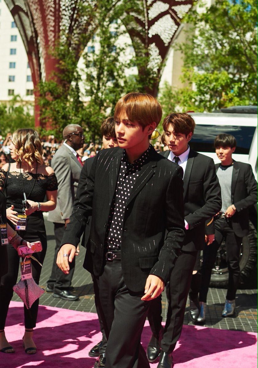 princevtaehyung's tweet photo. "The one on the left" they say.
Everyone was blown away by his looks &amp; they all want to know who Kim Taehyung aka the walking god is #BBMAs https://t.co/yZG6eZG3Ka