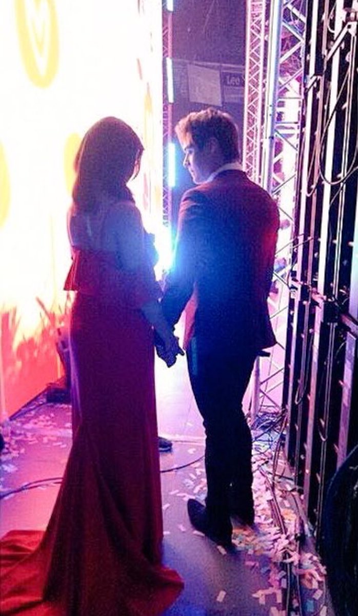 gue1116's tweet photo. Holding hand is a promise to each other that for that moment, you dont have to face the world alone. #LizQuenASAPSilverMagic @lizasoberano https://t.co/UqHYYg5fu8