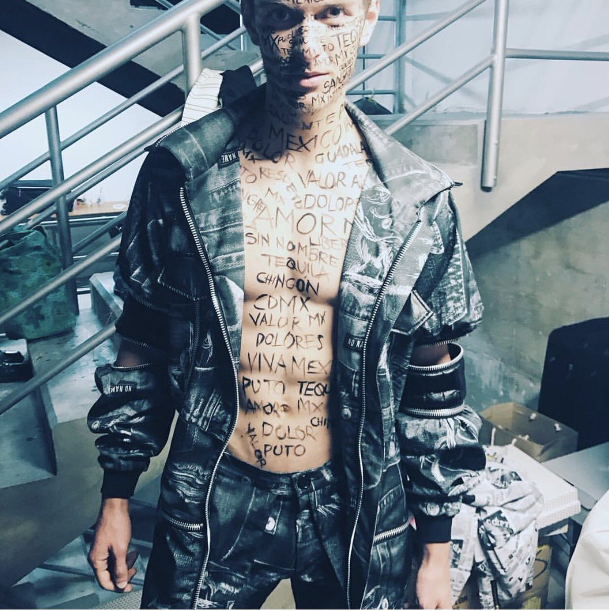 RUNWAYBYMODALAB's tweet photo. Backstage #day1 #noname #mexico #yosoyrunway #he @alelovemusic 👌 @nonamestudiomx https://t.co/ygEfKPI4rv