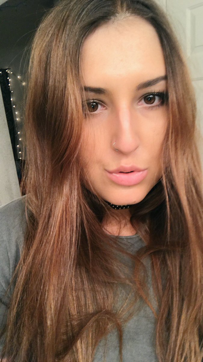 HayleeLupi's tweet photo. 💋 https://t.co/OFhSc1fOmU