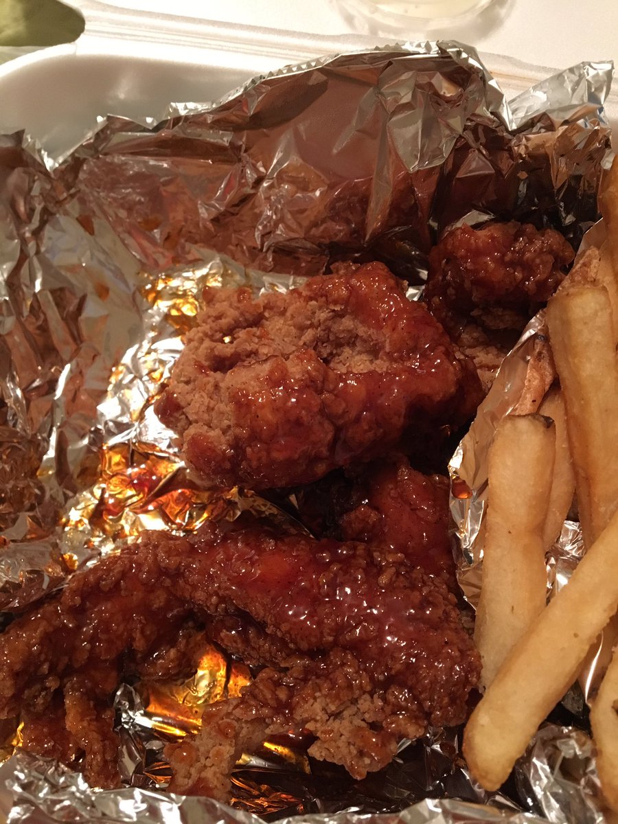 Emlainee's tweet photo. @Chilis you keep letting me down. Forgot a ranch &amp; neglected the honey chipotle sauce again .... #neverordertogo https://t.co/i9t08nc2re