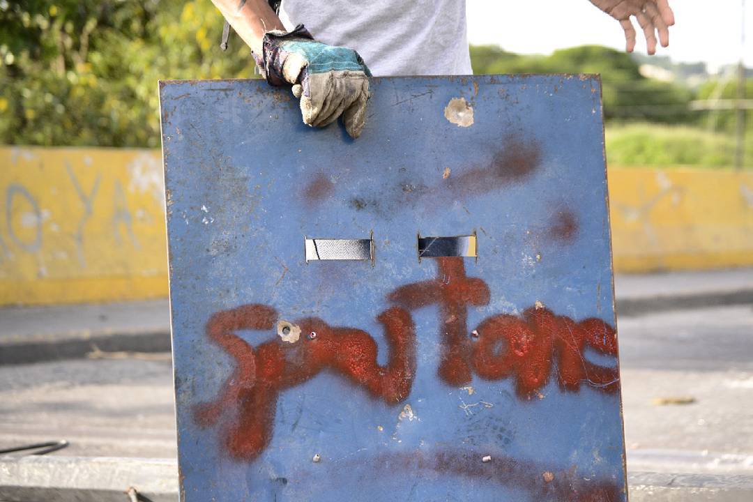 LaraAnons's tweet photo. "sentí un golpe en el escudo y pensé que era una piedra, luego me di cuenta que había sido un tiro" (Palabras del guerrero) | #Barquisimeto https://t.co/xafOd85uQM