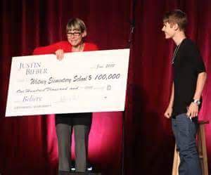 FlorDeBelieber's tweet photo. Mi ídolo es el que dona millones de dolares a fundaciones y más, sin pedir nada a cambio
#JustinBBMAs https://t.co/6sp62iKll8