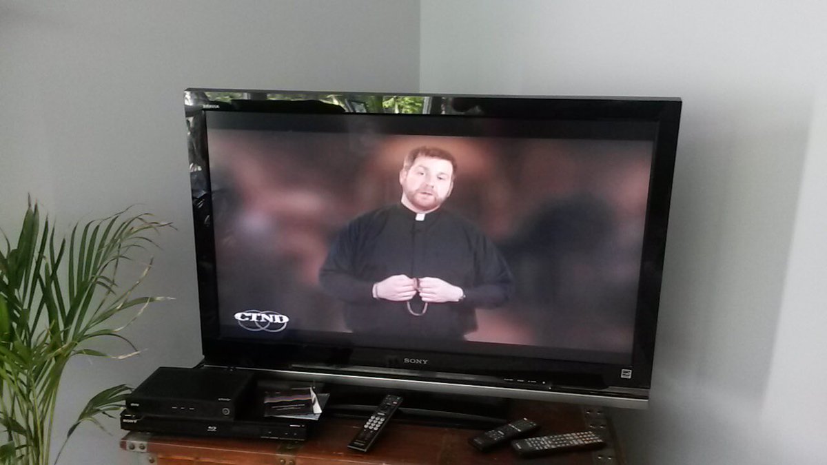 tmp525's tweet photo. @FrStevePullis Hey, look who Lesley found on TV! #celebrity #ourveryown #frsteve https://t.co/DY2EPGETv6