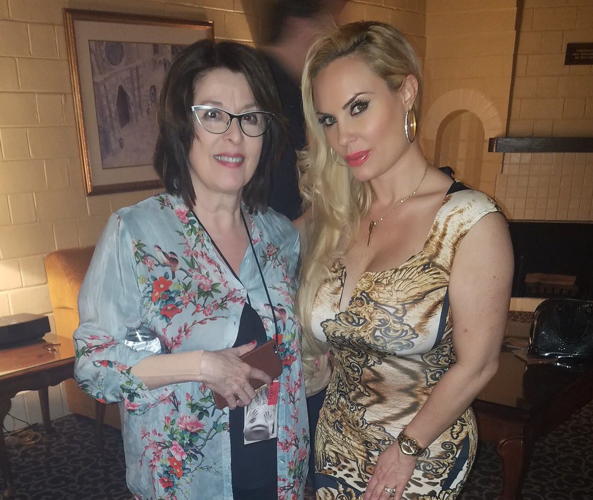 OliviaPinupArt's tweet photo. Sat night at #beyondbrookledge with the beautiful Coco! #icet #magic #comedy #magicians #vaudville #bobself #erikalarson https://t.co/P8O2HnPPeB