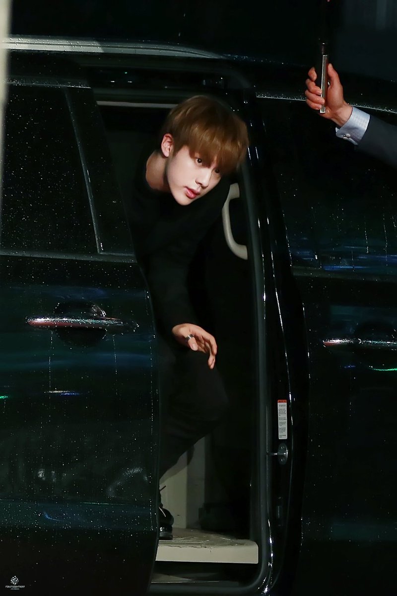 Hyundai bts тэхен. Машина тэхена из бтс хендай 2020. Машины бтс. Машины бтс. Мерседес чонгук.