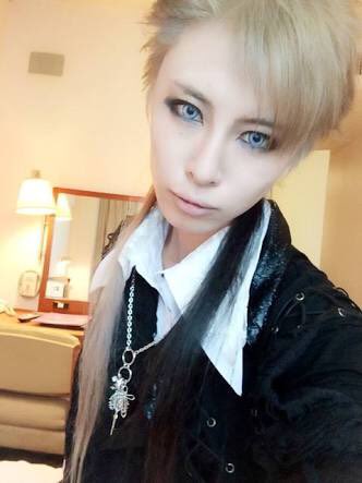 Akira Disacode Twitterissa 次の髪型悩む 髪短かった編