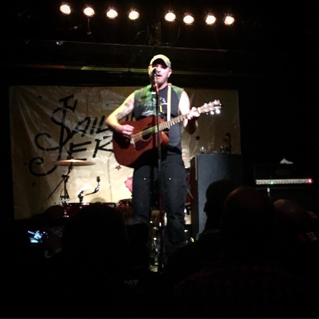 Punknews's tweet photo. @_tim_barry_ live at @pouzzafest #pouzza7 https://t.co/K6xU1y0acJ https://t.co/jYMawJT6Ip