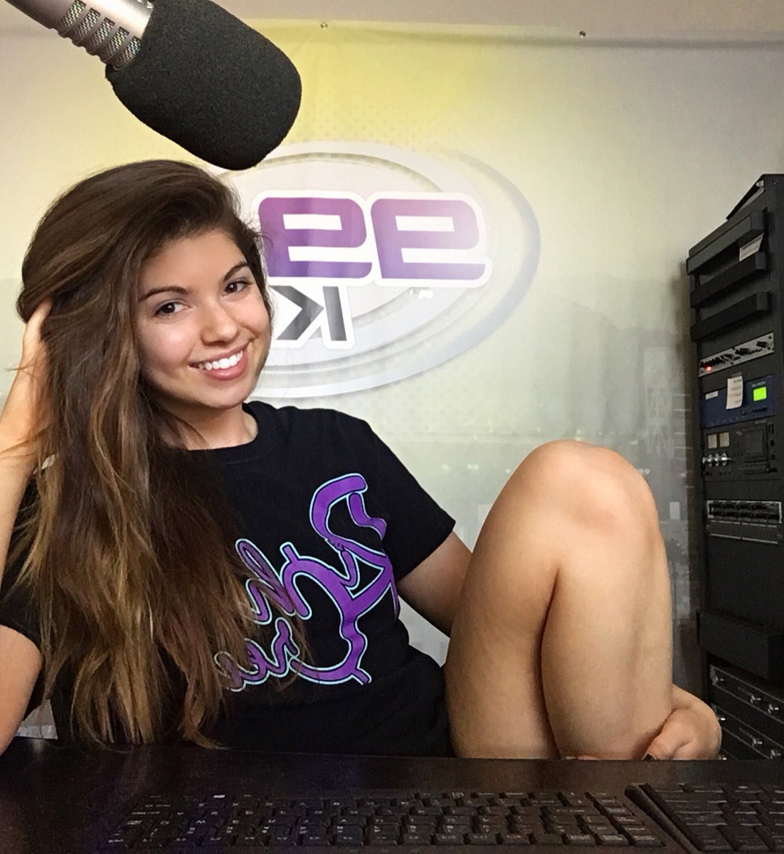 OnAirBrooke's tweet photo. Join me on my makeup-less radio journey tonight. Live til 10p on @991KGGI ! ✨🎧 #RichCrew https://t.co/rDj3BZhKCr