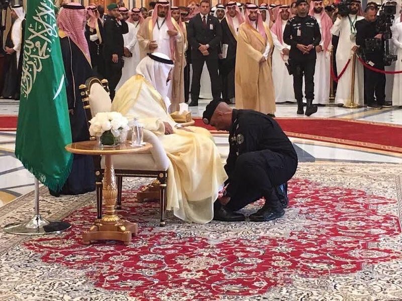 #عبدالعزيز_الفغم
رفع الله قدرك ياخوي الملوك
تواضعك تاج ولا حد يجهلك
#الملك #سلمان ساويته بأبوك
ربي  باعلى المنازل ينزلك

#قمة_الرياض