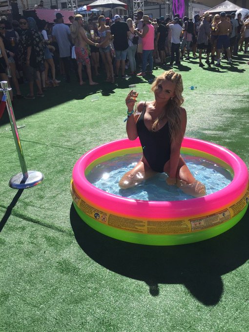 When you're at #DirtyBirdBBQ and the Pool View is Key 😂🙌 https://t.co/8gla9euxfo<a href="/tag/dirtybirdbbq"class="tags">#DirtyBirdBBQ</a>