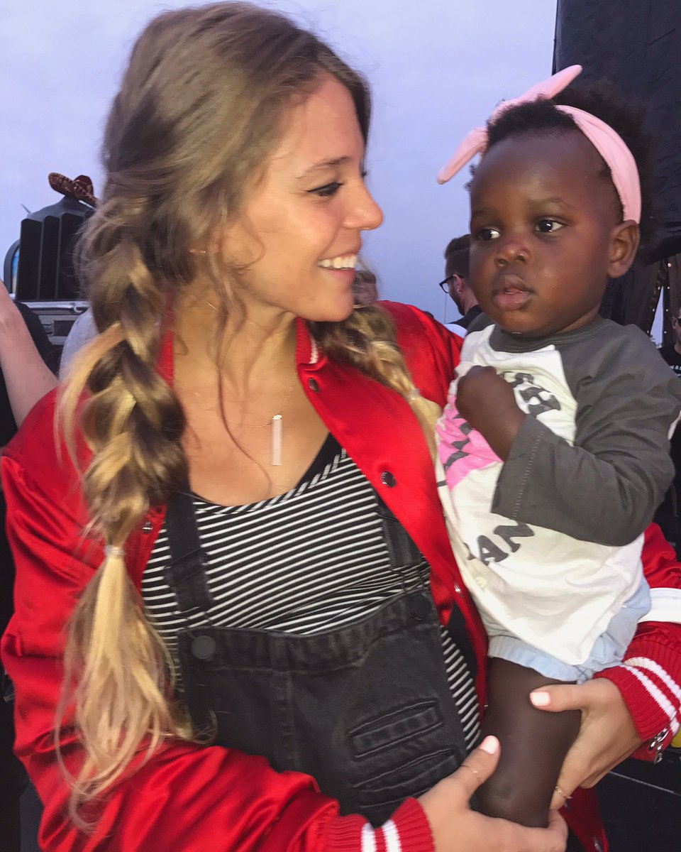 laur_akins's tweet photo. despite her confused look, I think she really loved her first weekend on the road 💛 (&amp; daddy took her on stage!! 😩😍-soo cute) https://t.co/FAiwfLHX6a