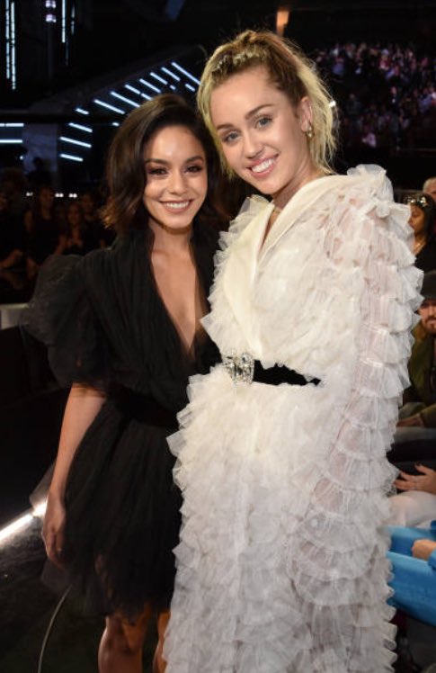 Miley com Vanessa Hudgens no BBMAs!