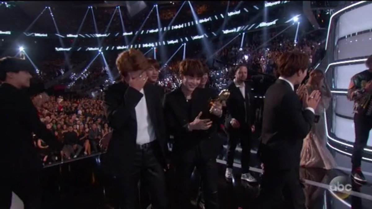 yoongimilky's tweet photo. This is the best image in my whole life just seeing how yoongi's looking at their award https://t.co/zyeLEvyrzE