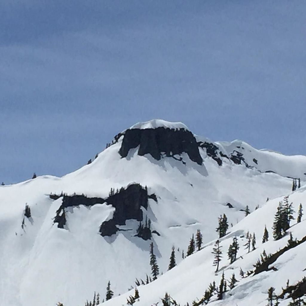 KING5Evening's tweet photo. Tabletop Mt. at Mt Baker. Yep, 70 degrees. Beautiful blue sky and snowboarders in bikinis and shirtsleeves. ❤️ #pacificnorthbest #pacificno… https://t.co/fgTQPQUk3v