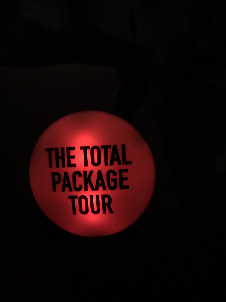 HudsonDacia's tweet photo. When the light up bracelet you got last night in the pit starts randomly blinking red...@NKOTB #takemeback #TotalPackageTourHouston https://t.co/wPvYGfEIM9