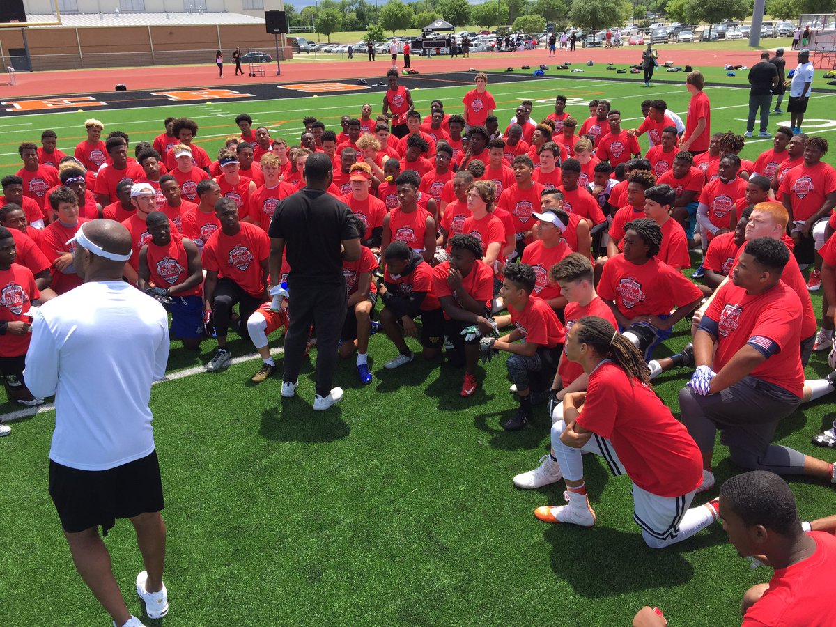 coachbirdd's tweet photo. Shout out to #MikeVick7  #BuckFitzgerald #ClayMackSkills putting a Successful camp for Kids in DFW+ surrounding areas. Complete Competition https://t.co/Q5jWgvyeOB