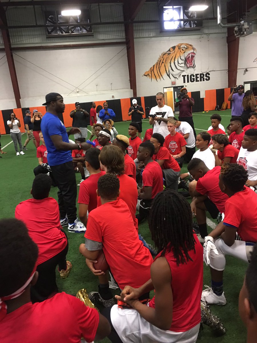 coachbirdd's tweet photo. Shout out to #MikeVick7  #BuckFitzgerald #ClayMackSkills putting a Successful camp for Kids in DFW+ surrounding areas. Complete Competition https://t.co/Q5jWgvyeOB